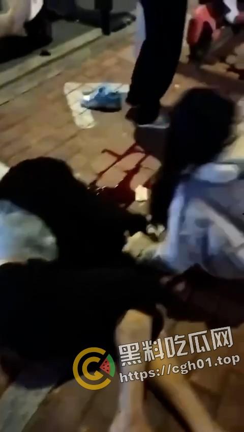 大快人心！广西精神小伙深夜飙车失误 脑浆都撞出来撒一点 血腥慎点  第5张