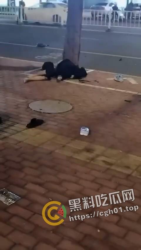 大快人心！广西精神小伙深夜飙车失误 脑浆都撞出来撒一点 血腥慎点  第8张