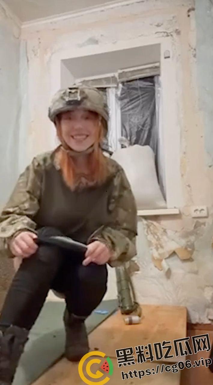 乌克兰女兵战场前线寂寞难耐炮弹自慰！手臂一样粗直接塞进去 就不怕把逼炸烂吗  第1张