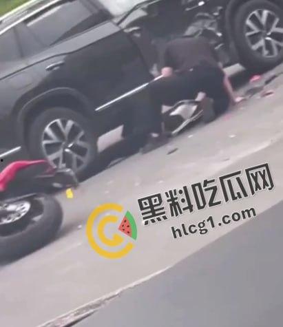 又抬走一位 女骑士摩托车祸！骑摩托车不仅让你拥有S型身材 还能拥有一对完美的假肢！  第5张