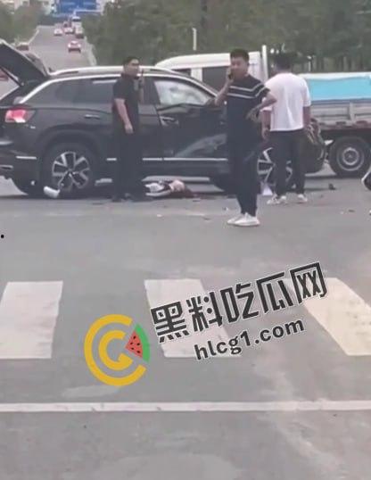 又抬走一位 女骑士摩托车祸！骑摩托车不仅让你拥有S型身材 还能拥有一对完美的假肢！  第6张