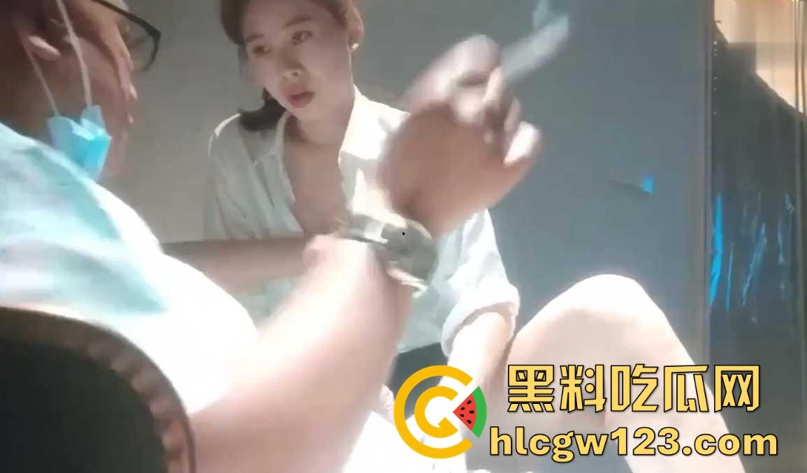 撩妹大神按摩店勾搭巨乳熟女技师 抱着大肥臀进入包房后就是一顿插 这老哥是真没吃饱！  第5张