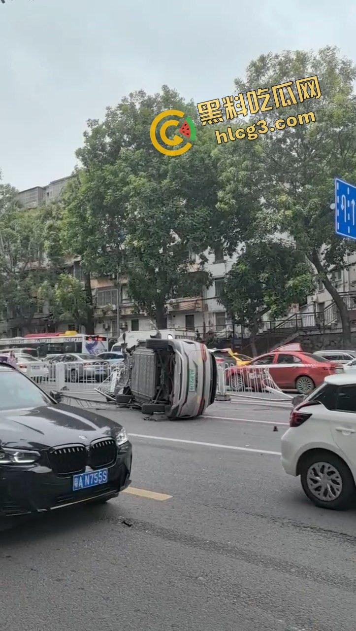 广州比亚迪 宋飞速撞上福特 冲破护栏侧翻在地 两车受损严重 两人受伤！  第4张