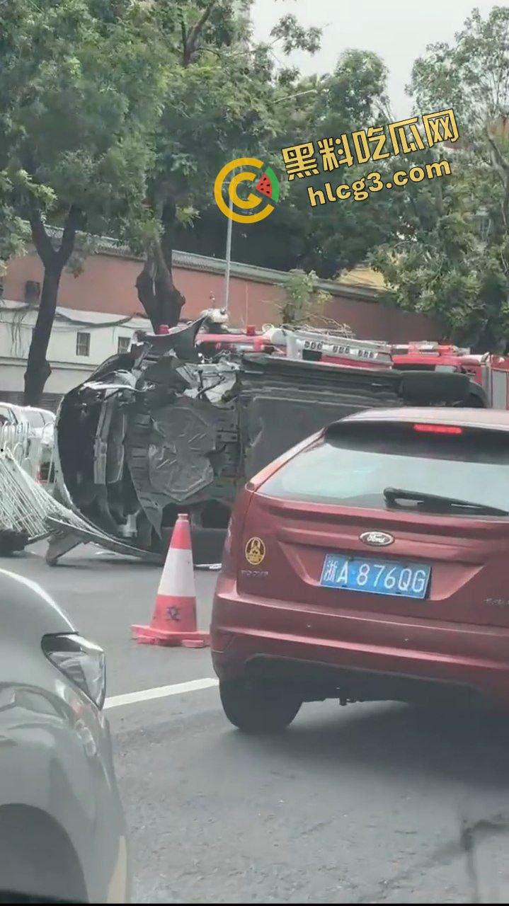 广州比亚迪 宋飞速撞上福特 冲破护栏侧翻在地 两车受损严重 两人受伤！  第5张