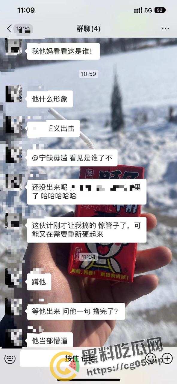 男子公共厕所打飞机开外放 被精神小伙偷拍还带踹门制裁 鸡儿都给吓萎了  第3张