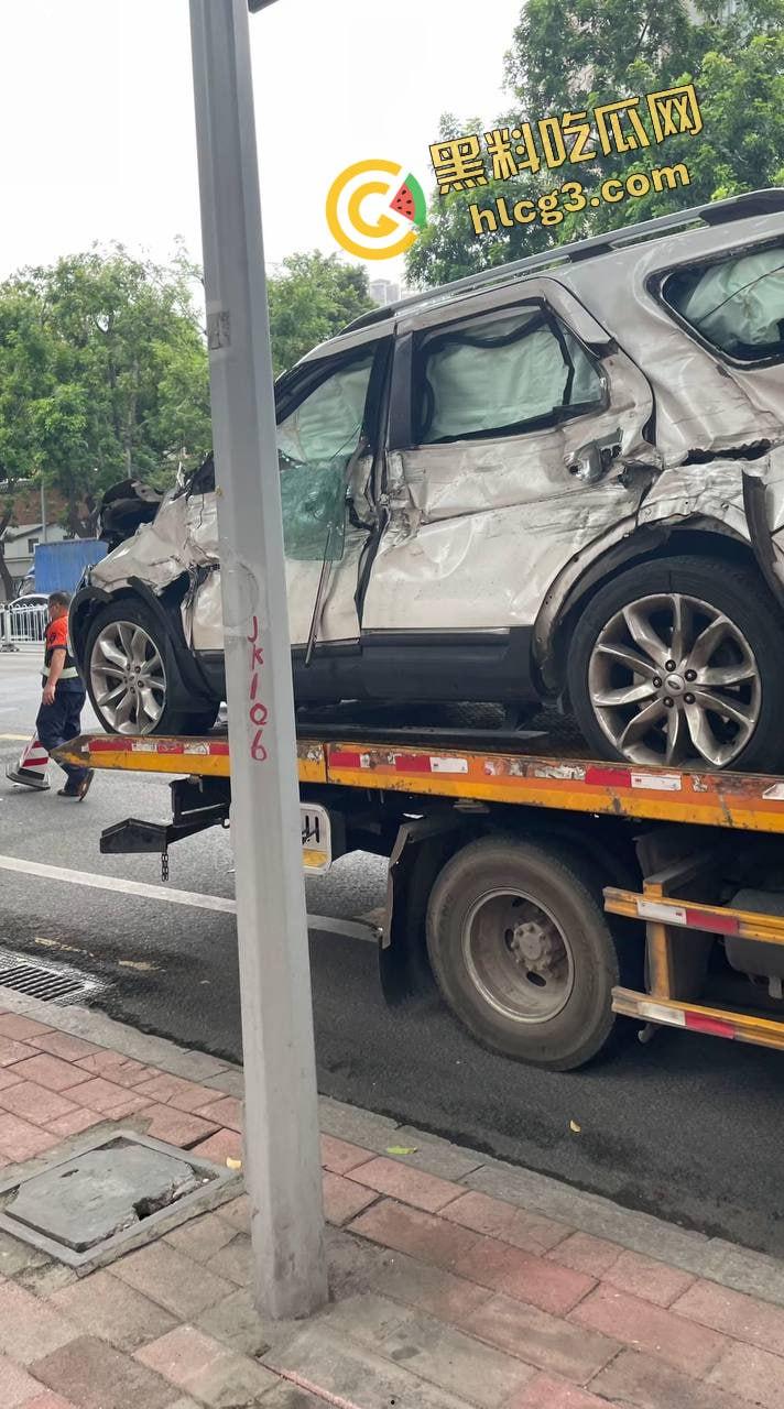 广州比亚迪 宋飞速撞上福特 冲破护栏侧翻在地 两车受损严重 两人受伤！  第6张