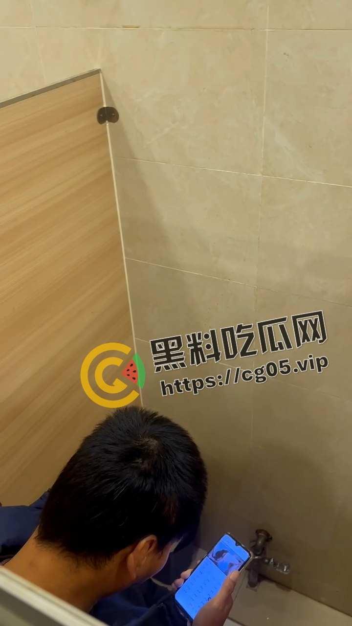 男子公共厕所打飞机开外放 被精神小伙偷拍还带踹门制裁 鸡儿都给吓萎了  第4张