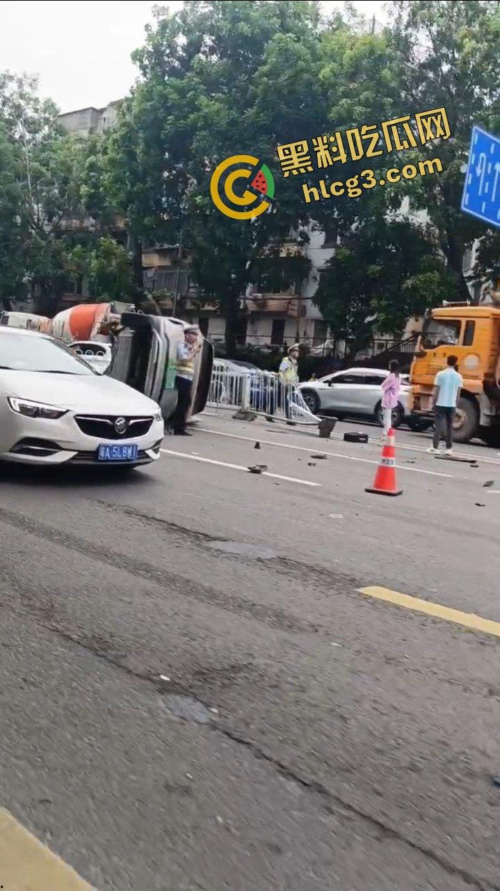 广州比亚迪 宋飞速撞上福特 冲破护栏侧翻在地 两车受损严重 两人受伤！  第7张