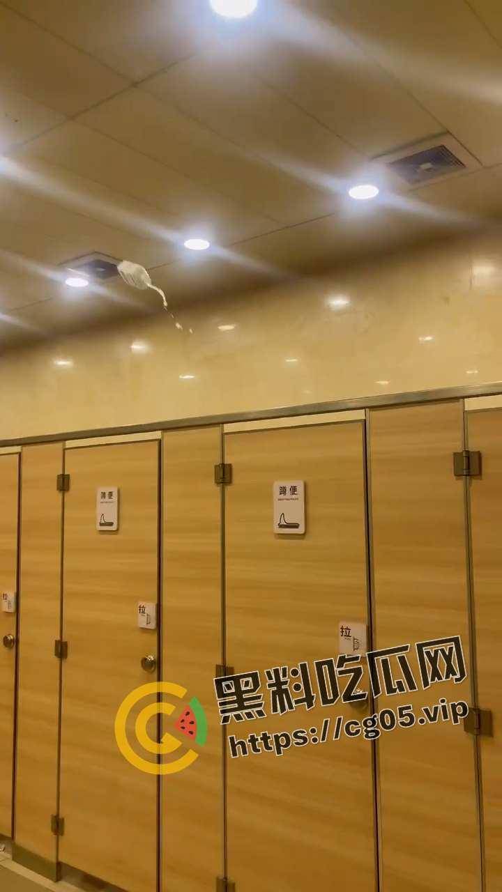 男子公共厕所打飞机开外放 被精神小伙偷拍还带踹门制裁 鸡儿都给吓萎了  第6张