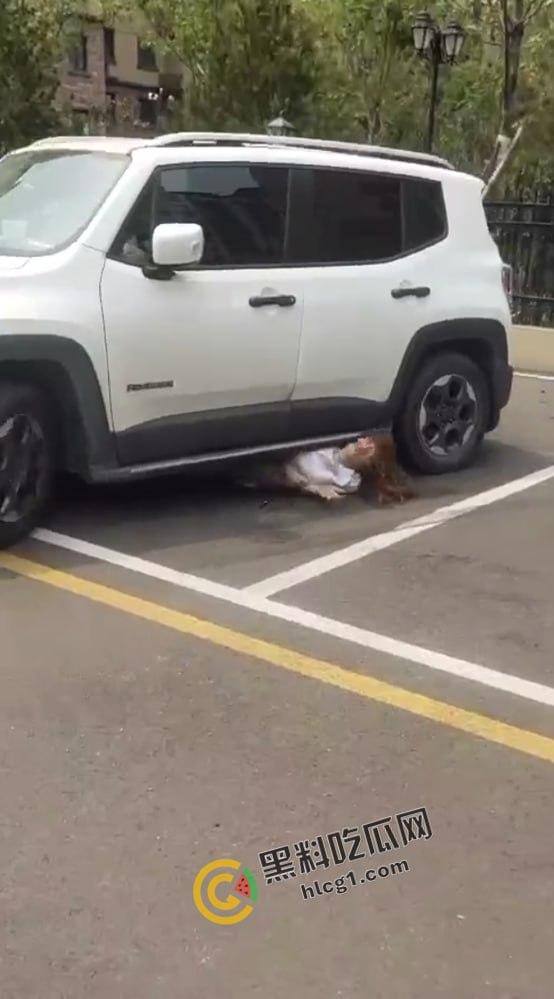 河北唐山古冶区某游泳馆门前 一男子驾车多次碾压躺在地上的女子致其死亡 现场视频流出 第2张 河北唐山古冶区某游泳馆门前 一男子驾车多次碾压躺在地上的女子致其死亡 现场视频流出 第2张