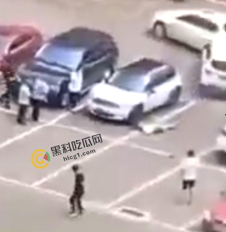 河北唐山古冶区某游泳馆门前 一男子驾车多次碾压躺在地上的女子致其死亡 现场视频流出 第3张 河北唐山古冶区某游泳馆门前 一男子驾车多次碾压躺在地上的女子致其死亡 现场视频流出 第3张