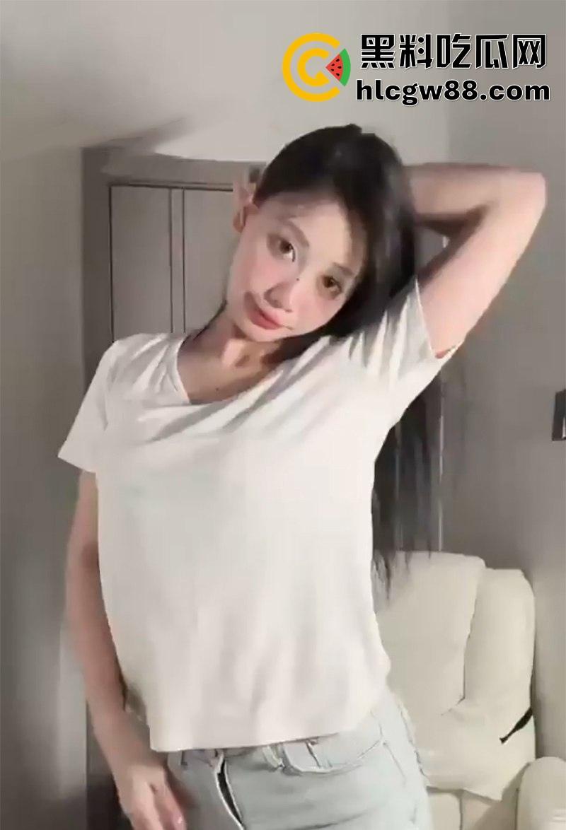 性感女主播【媚儿KK】骚出新高度，白T牛仔裤勾人心魄，掰穴露豆湿成狗，趴床口交骑乘骚得不行！  第3张