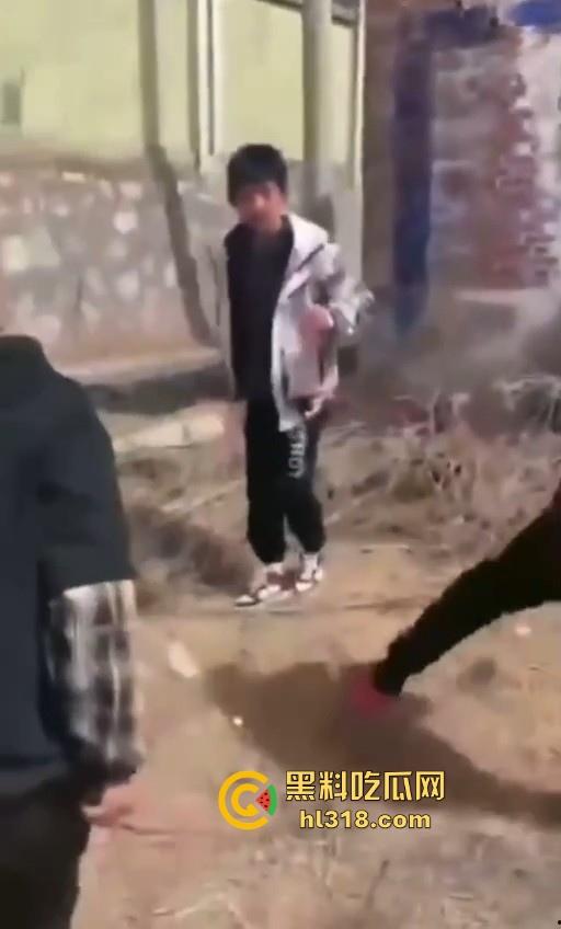 少数民族小学生打架群殴现场曝光，年轻少年手持铁棍殴打，拳打脚踢围追堵截，欺负小朋友啊 ？  第1张
