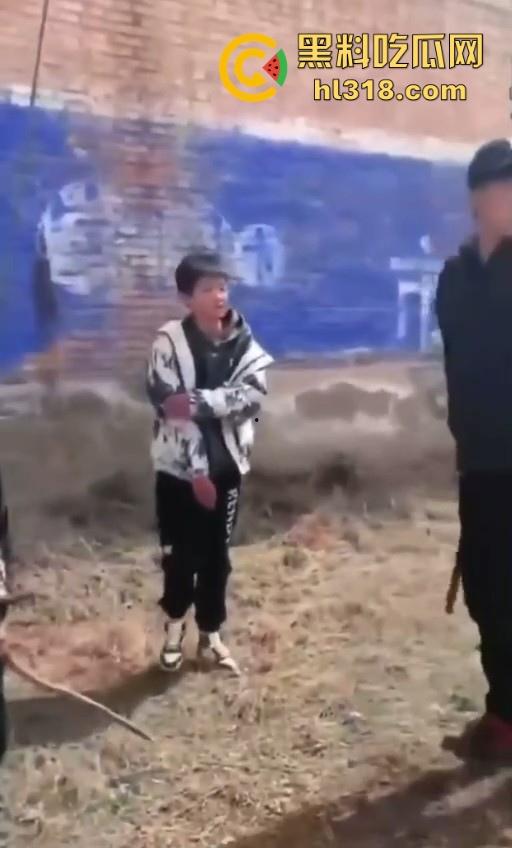 少数民族小学生打架群殴现场曝光，年轻少年手持铁棍殴打，拳打脚踢围追堵截，欺负小朋友啊 ？  第5张