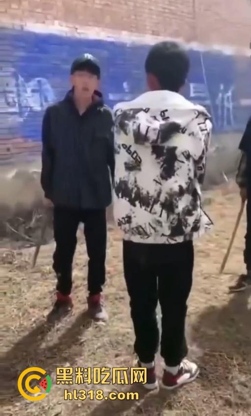 少数民族小学生打架群殴现场曝光，年轻少年手持铁棍殴打，拳打脚踢围追堵截，欺负小朋友啊 ？  第7张