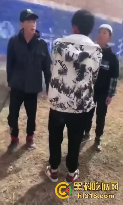 少数民族小学生打架群殴现场曝光，年轻少年手持铁棍殴打，拳打脚踢围追堵截，欺负小朋友啊 ？  第8张