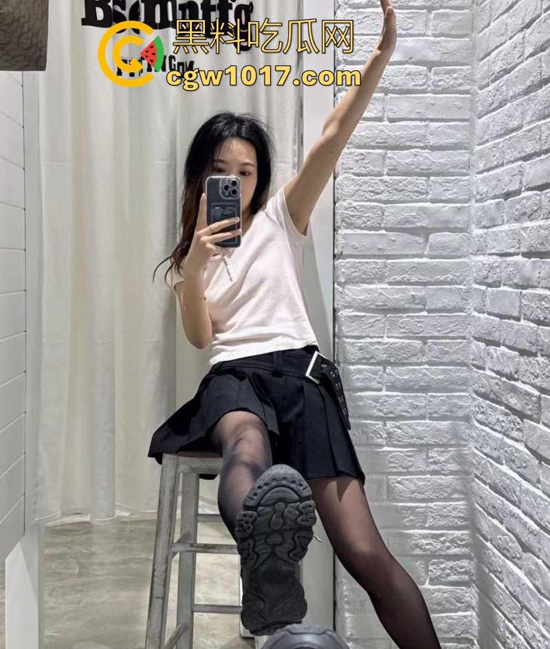 软件约炮拜金女S,网上到处聊骚寻找男奴,线下约出到酒店各种玩弄后反被爆操,足交,舔脚,踩阳具等玩法一应俱全! 第3张 软件约炮拜金女S,网上到处聊骚寻找男奴,线下约出到酒店各种玩弄后反被爆操,足交,舔脚,踩阳具等玩法一应俱全! 第3张