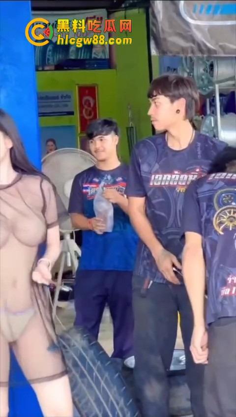 泰国修车店太卷了，黑纱透视丁字裤上阵拉客，这操作比夜店还骚，是不是人妖都看不出来了！  第8张