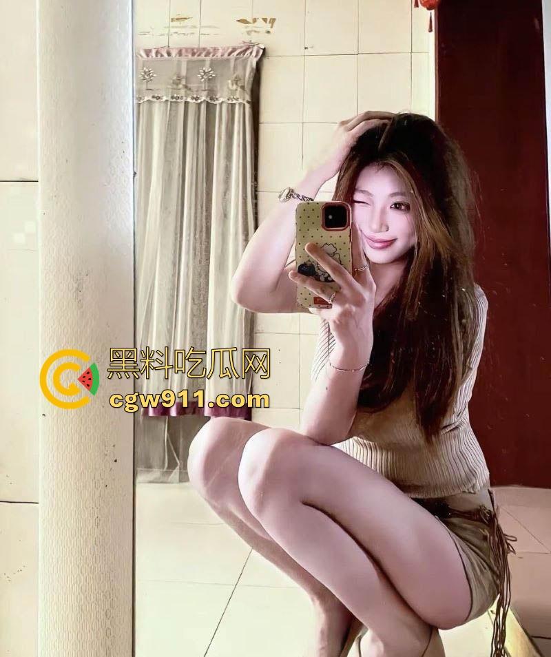 soul约炮约到极品御姐，高挑身材极品嫩乳，跪地疯狂口交榨精，骚气爆棚，这种骚逼给我也来一打！  第2张