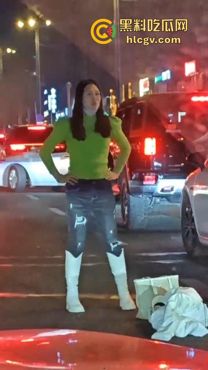 情侣吵架直接大街脱光！脱衣国际手势，伤敌1000自损800的操作真看傻了！  第1张