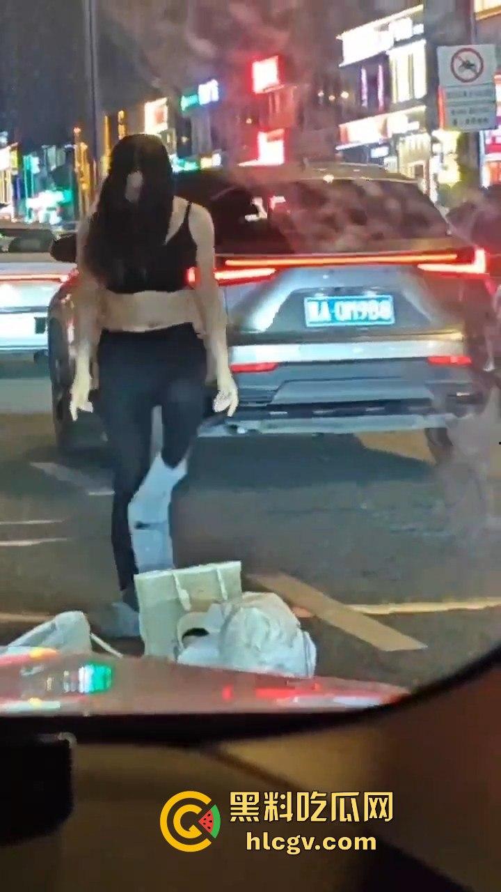 情侣吵架直接大街脱光！脱衣国际手势，伤敌1000自损800的操作真看傻了！  第2张