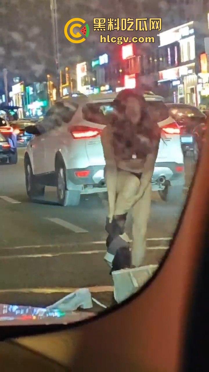 情侣吵架直接大街脱光！脱衣国际手势，伤敌1000自损800的操作真看傻了！  第3张