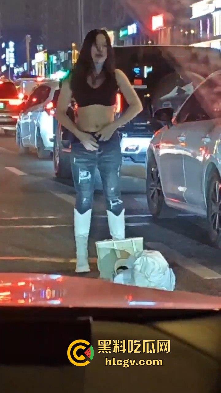 情侣吵架直接大街脱光！脱衣国际手势，伤敌1000自损800的操作真看傻了！  第4张