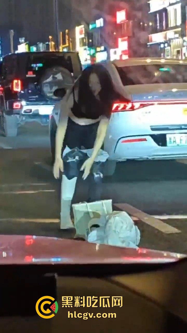 情侣吵架直接大街脱光！脱衣国际手势，伤敌1000自损800的操作真看傻了！  第5张