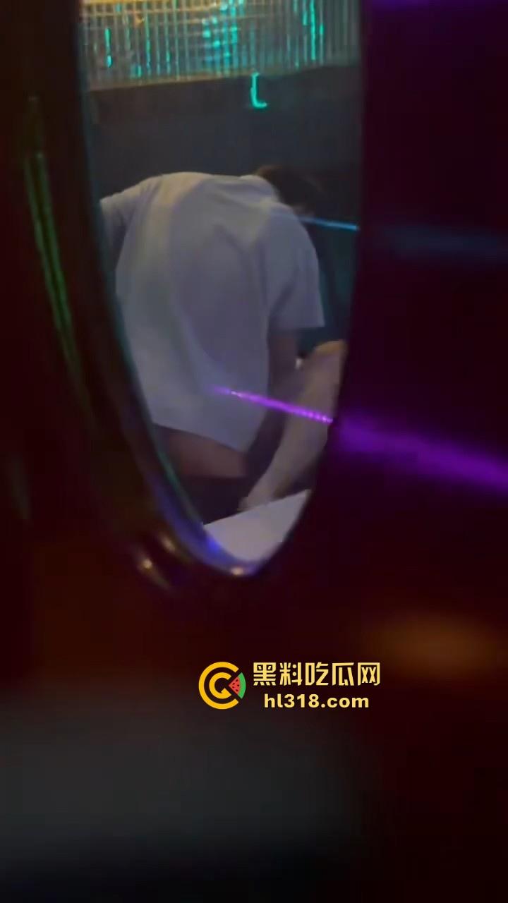校园情侣KTV包房激情破处，掰腿在沙发狂操，无套进入，呻吟声充满了整个房间，激情满满！  第3张