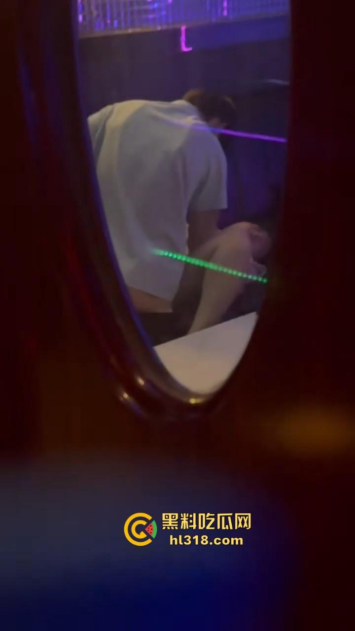 校园情侣KTV包房激情破处，掰腿在沙发狂操，无套进入，呻吟声充满了整个房间，激情满满！  第4张