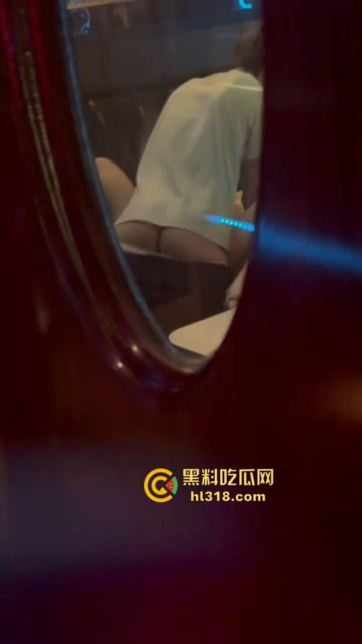 校园情侣KTV包房激情破处，掰腿在沙发狂操，无套进入，呻吟声充满了整个房间，激情满满！  第5张