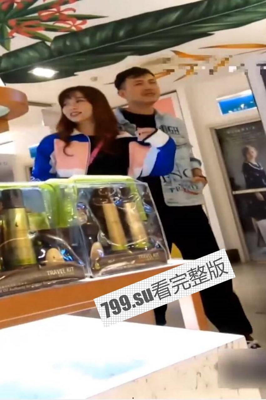 顶级偷拍 偶遇穿超短裙还不穿内裤的骚货 大神当着男友面抄底 11 分钟完整版  第1张