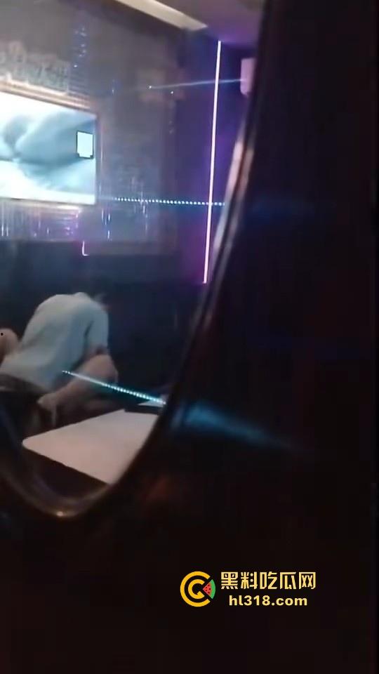 校园情侣KTV包房激情破处，掰腿在沙发狂操，无套进入，呻吟声充满了整个房间，激情满满！  第7张