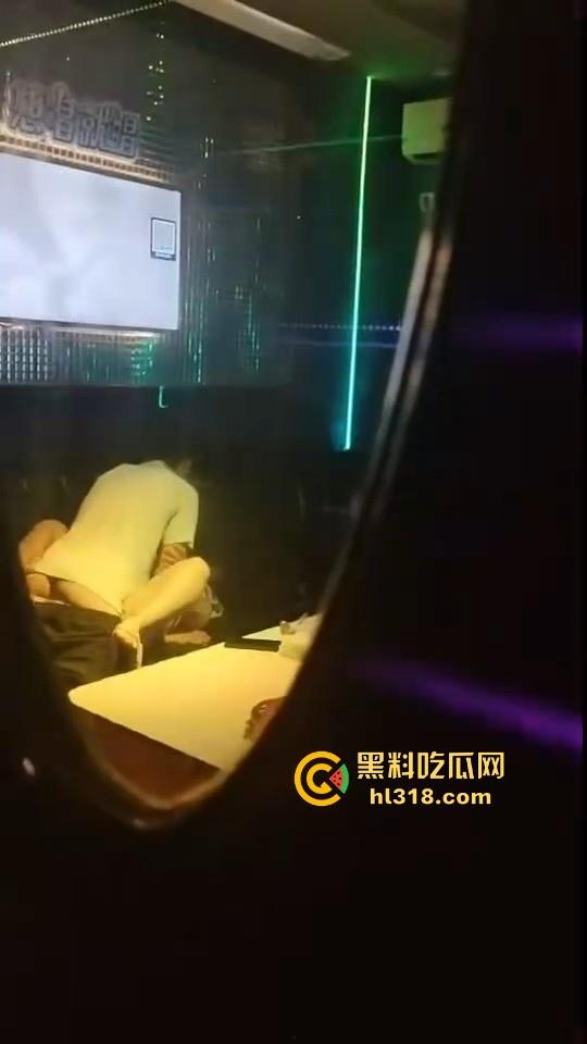 校园情侣KTV包房激情破处，掰腿在沙发狂操，无套进入，呻吟声充满了整个房间，激情满满！  第8张