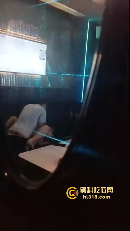 校园情侣KTV包房激情破处，掰腿在沙发狂操，无套进入，呻吟声充满了整个房间，激情满满！  第9张