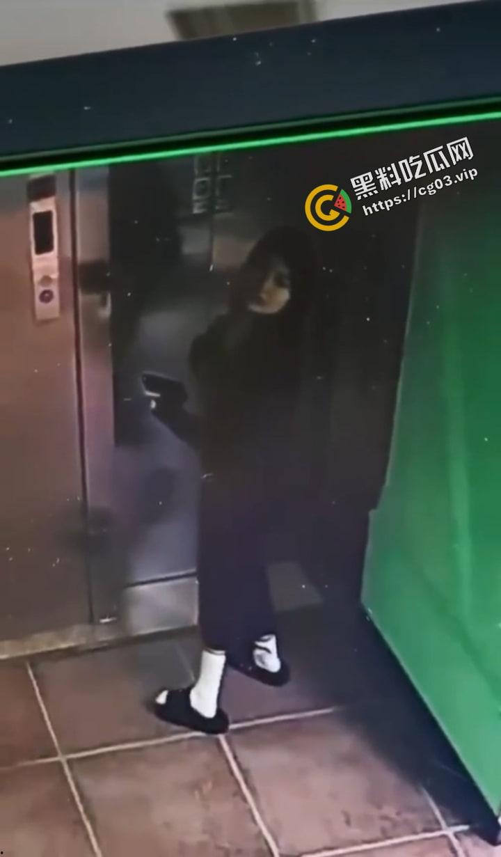 河南驻马店 不文明行为！女子在电梯内排泄 无视监视器淡定离开  第3张
