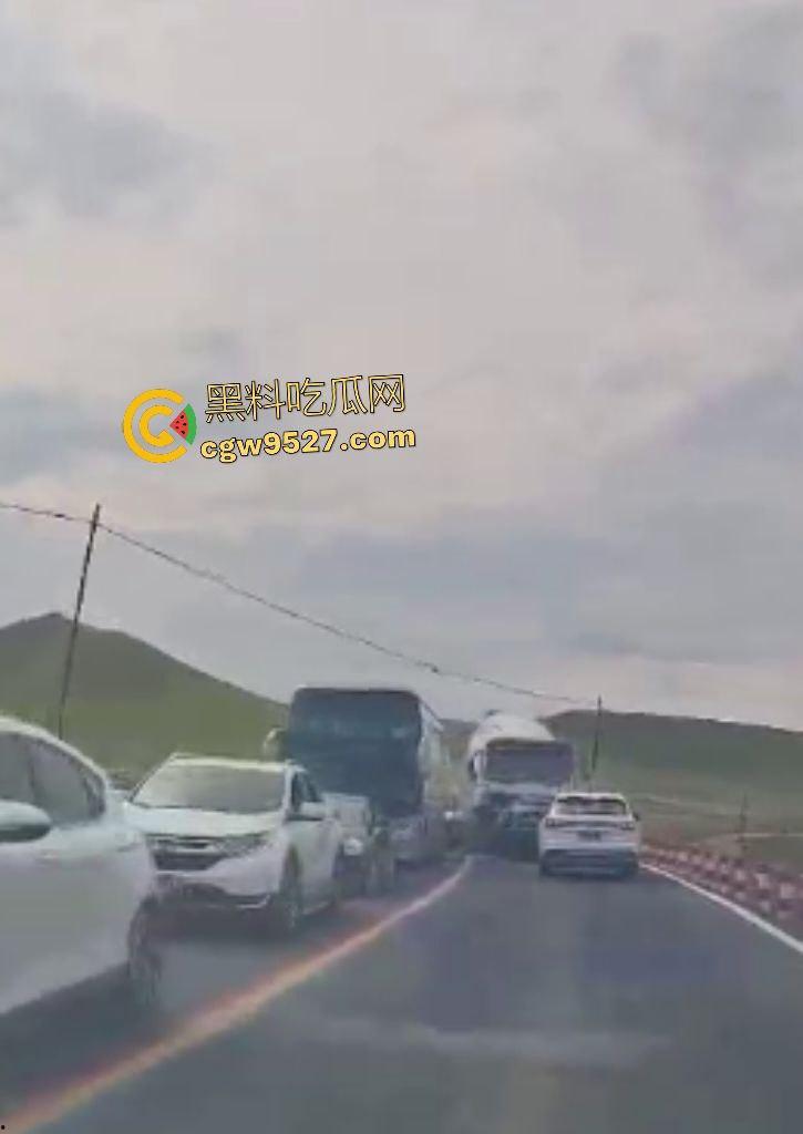 内蒙古赤峰水泥罐车失控狂撞!小米YU7成救命神器,车毁人安车主倒车神速变藤原拓海! 第1张 内蒙古赤峰水泥罐车失控狂撞!小米YU7成救命神器,车毁人安车主倒车神速变藤原拓海! 第1张