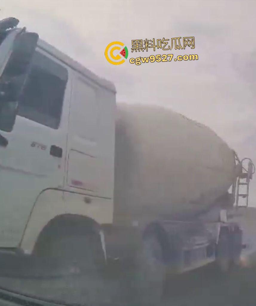 内蒙古赤峰水泥罐车失控狂撞!小米YU7成救命神器,车毁人安车主倒车神速变藤原拓海! 第3张 内蒙古赤峰水泥罐车失控狂撞!小米YU7成救命神器,车毁人安车主倒车神速变藤原拓海! 第3张