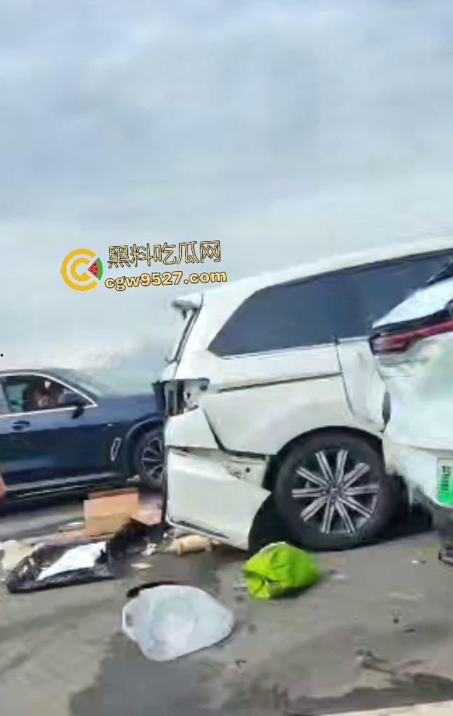 内蒙古赤峰水泥罐车失控狂撞!小米YU7成救命神器,车毁人安车主倒车神速变藤原拓海! 第4张 内蒙古赤峰水泥罐车失控狂撞!小米YU7成救命神器,车毁人安车主倒车神速变藤原拓海! 第4张