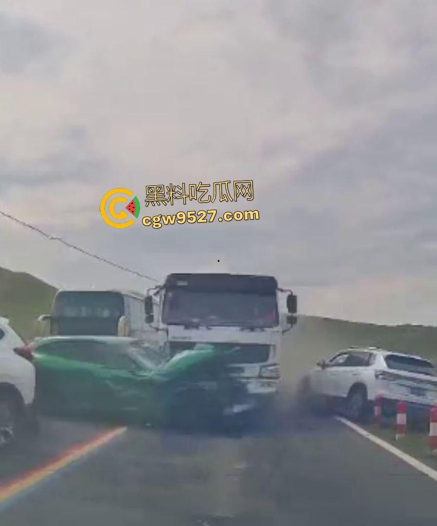 内蒙古赤峰水泥罐车失控狂撞!小米YU7成救命神器,车毁人安车主倒车神速变藤原拓海! 第5张 内蒙古赤峰水泥罐车失控狂撞!小米YU7成救命神器,车毁人安车主倒车神速变藤原拓海! 第5张