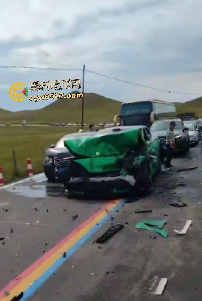 内蒙古赤峰水泥罐车失控狂撞!小米YU7成救命神器,车毁人安车主倒车神速变藤原拓海! 第7张 内蒙古赤峰水泥罐车失控狂撞!小米YU7成救命神器,车毁人安车主倒车神速变藤原拓海! 第7张