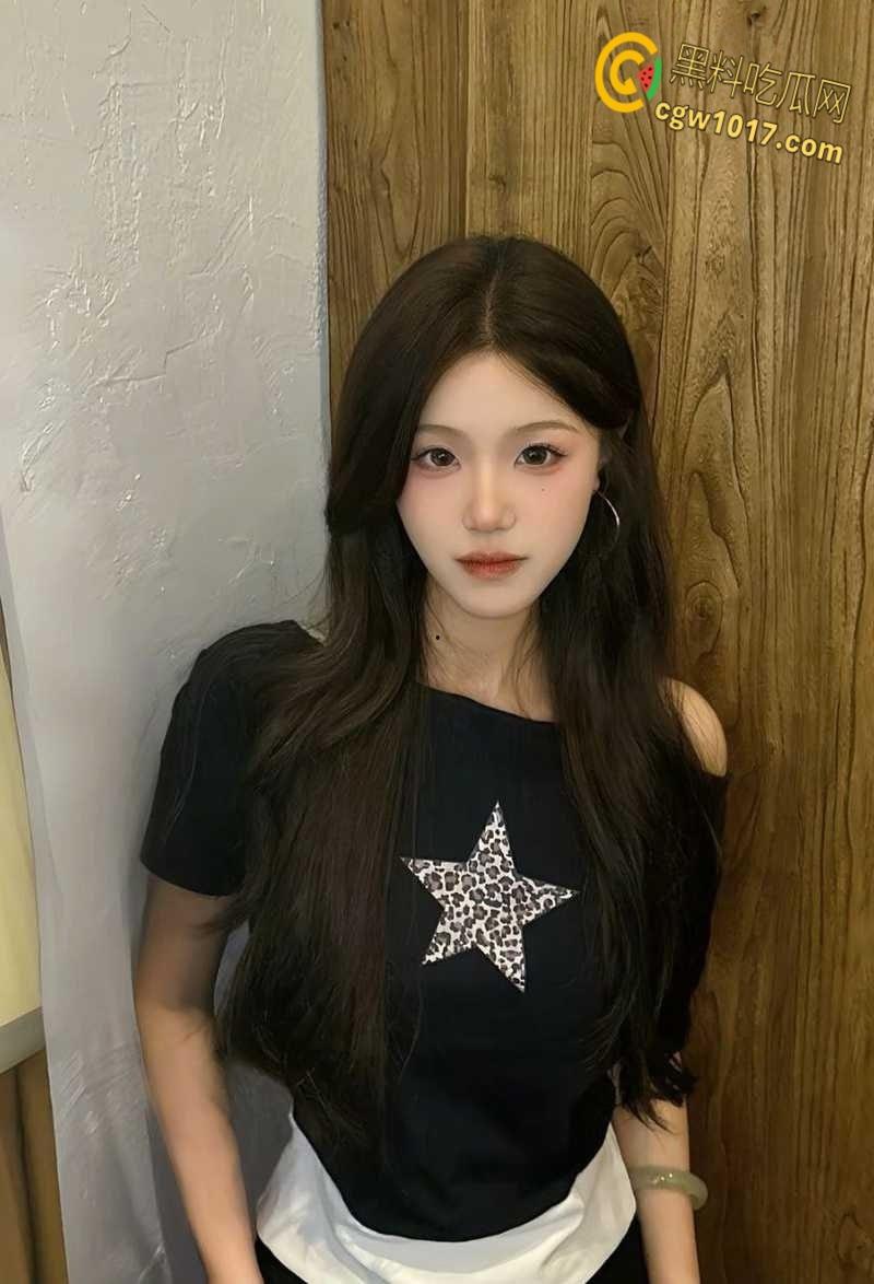 河北体院校花【蒋薇】，颜值极品风骚诱人，穿露奶情趣扮白领 镜前打桩后入，表情特写超淫荡！  第1张