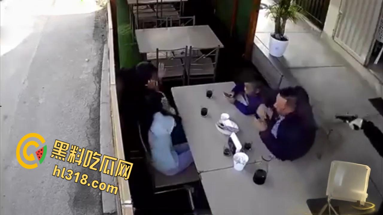 正当下午茶时间，南美一杀手大摇大摆，当街爆头一家之主，同行妻女吓傻了，这得留下多深的阴影！  第2张