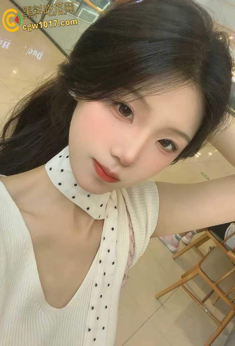 河北体院校花【蒋薇】，颜值极品风骚诱人，穿露奶情趣扮白领 镜前打桩后入，表情特写超淫荡！  第4张