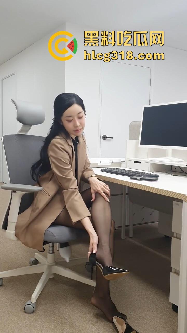 深夜加班后入极品OL同事！御姐身材极品美腿， 黑丝尤物深喉口交，站立爆操无套内射。脸骚劲十足！  第2张