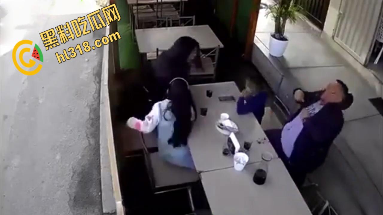 正当下午茶时间，南美一杀手大摇大摆，当街爆头一家之主，同行妻女吓傻了，这得留下多深的阴影！  第3张