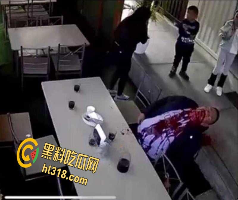 正当下午茶时间，南美一杀手大摇大摆，当街爆头一家之主，同行妻女吓傻了，这得留下多深的阴影！  第6张