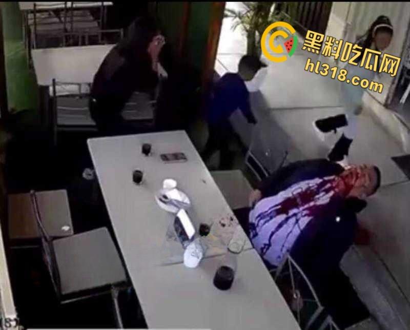 正当下午茶时间，南美一杀手大摇大摆，当街爆头一家之主，同行妻女吓傻了，这得留下多深的阴影！  第7张