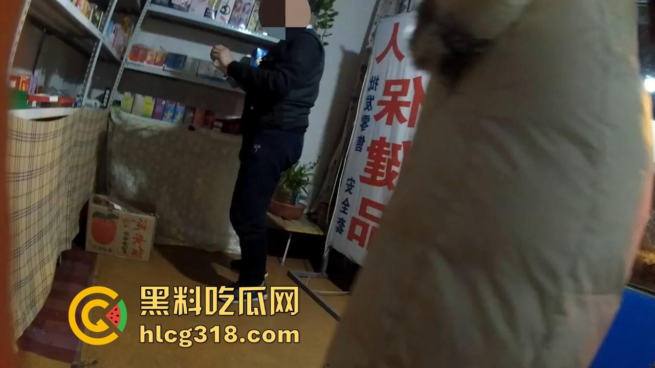 成人用品店现场试穿试用老板推荐商品！与老板在小床上激情玩弄小道具，老板定力真强！  第1张