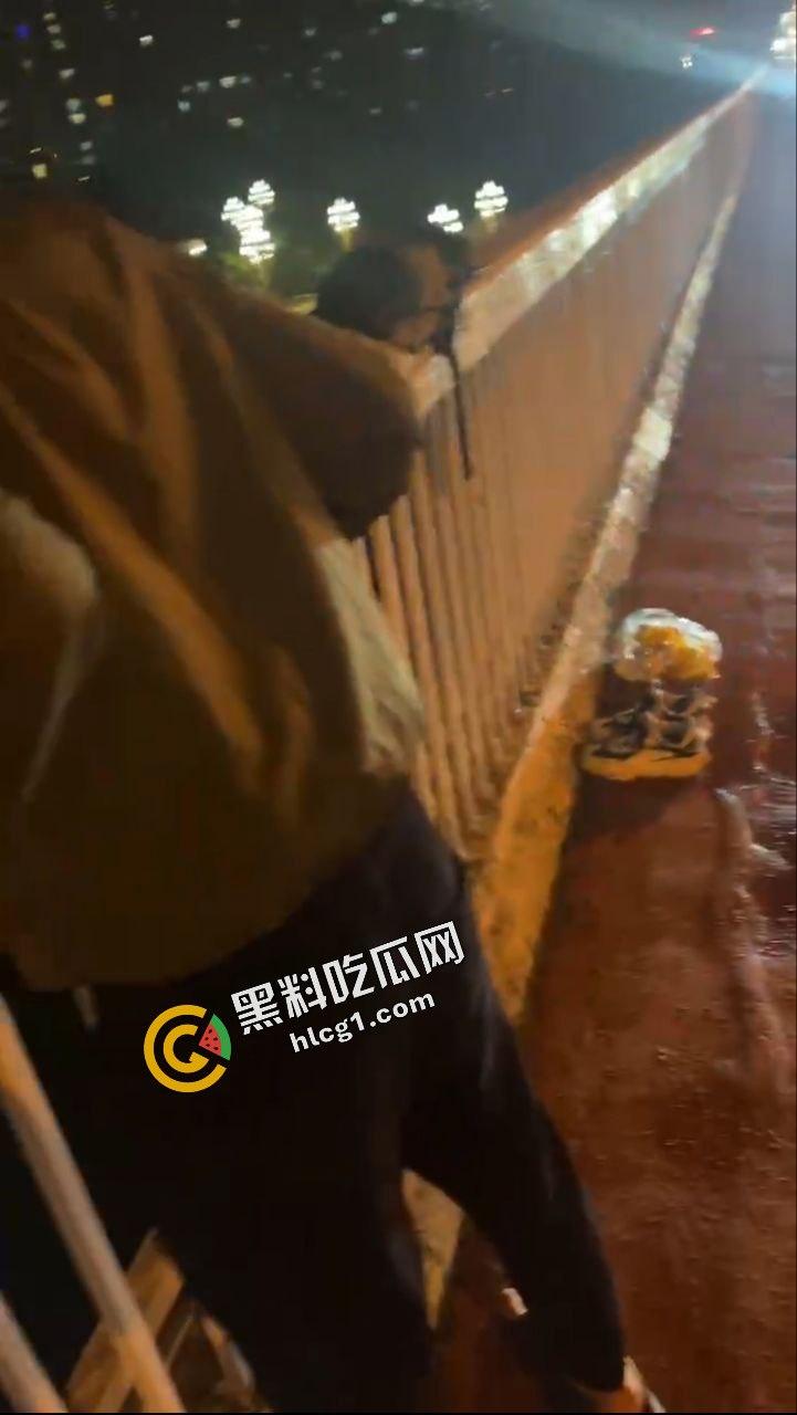 嘉陵江石门大桥一外卖小哥 送餐外卖被偷 一时间想不开 跳海自杀  第2张